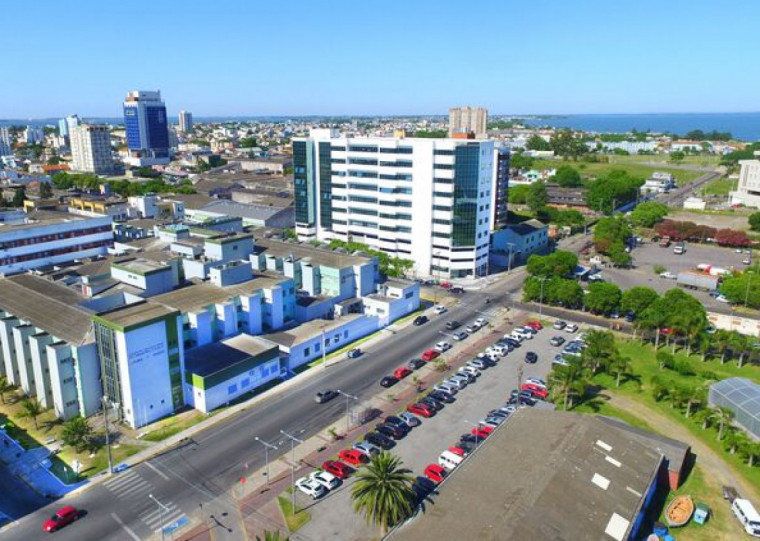 No HU-FURG/Ebserh, em Rio Grande, projeto da CEEE contemplou a substituição de euipamentos de climatização, a modernização da iluminação e a instalação de um sistema de geração de energia solar fotovoltaica