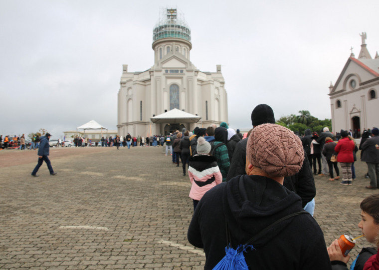 Cidade tem o maior santuário do Brasil e deve receber cerca de 100 mil pessoas até esta segunda-feira