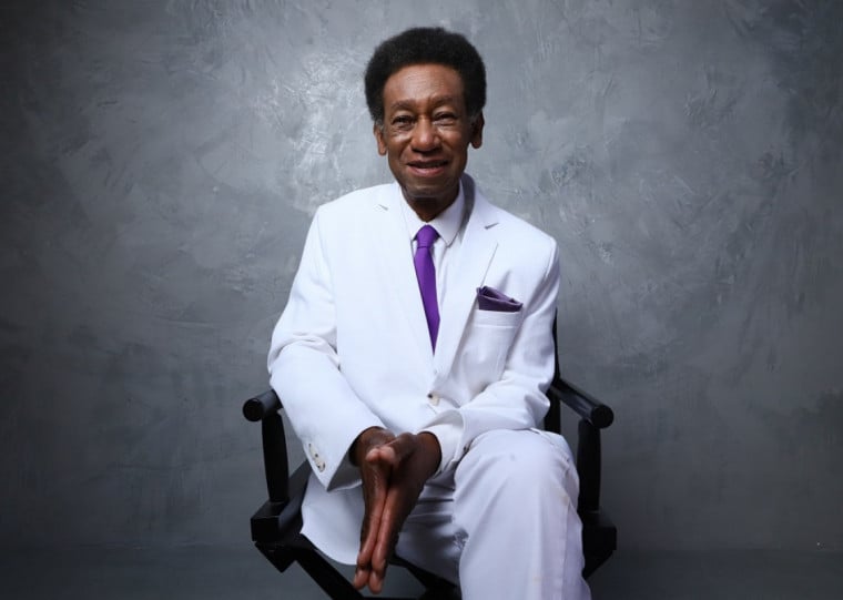 Autor de 78 anos discute identidade e memória em 'Almanaque de Flores, Beijos e Mentiras'