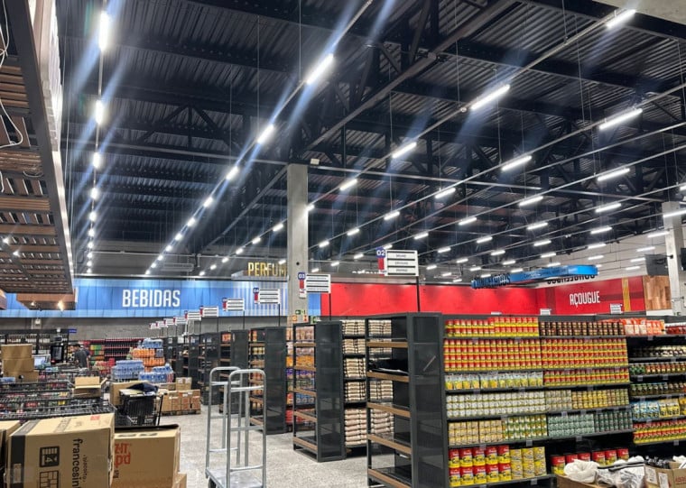 Unidade vem com áreas reforçadas, como adega, e quer ampliar oferta de itens na região