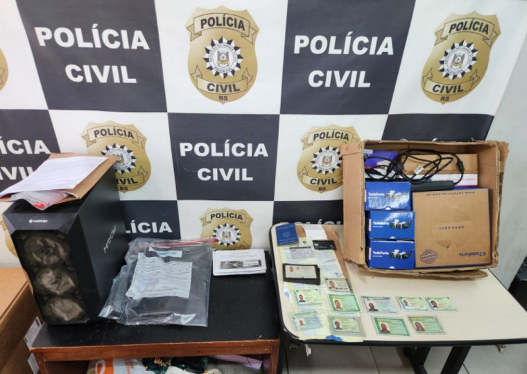 Ação policial resultou na apreensão de telefones celulares, computadores, diversos documentos e objetos armazenados pela quadrilha