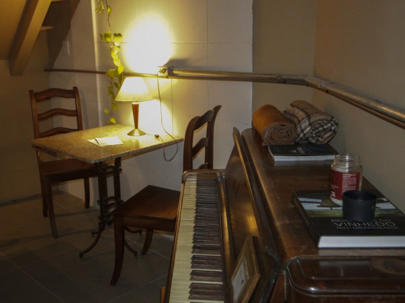 Na decora&ccedil;&atilde;o, o piano do av&ocirc; da empreendedora &eacute; um dos destaques Foto: BRENO BAUER/JC