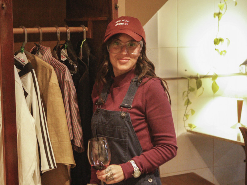 Sophia &eacute; formada em moda e realiza curadoria de marcas locais que s&atilde;o expostas no espa&ccedil;o Foto: BRENO BAUER/JC