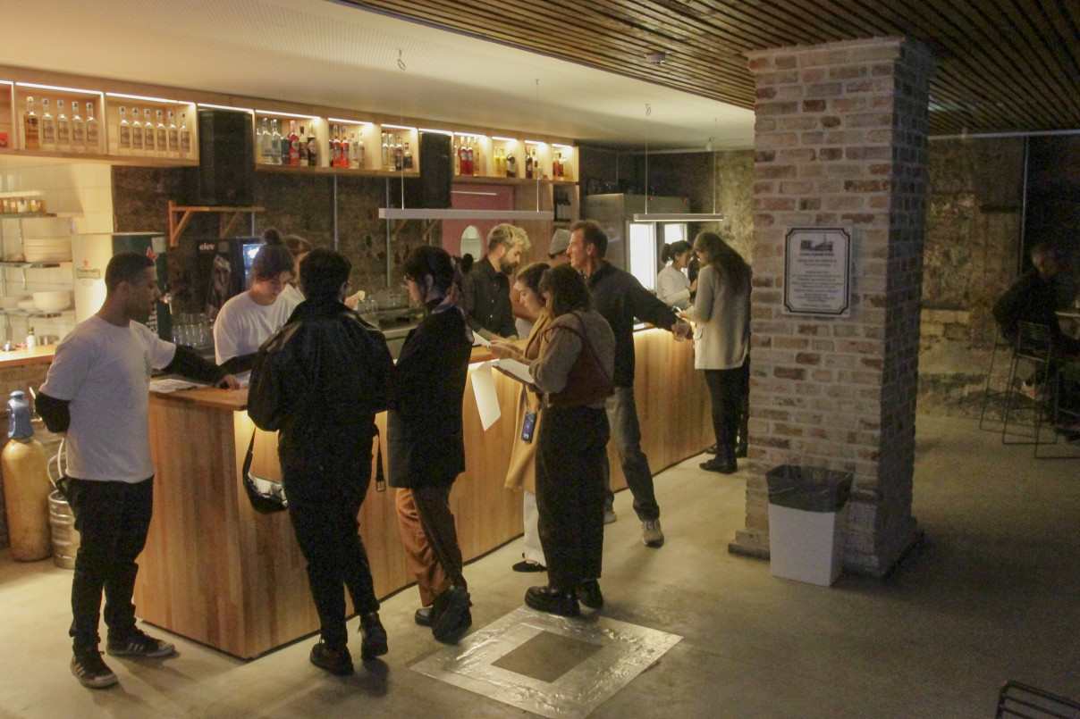 O espaço conta com bar para receber o público na base da chaminé do Shopping Total | EVANDRO OLIVEIRA/JC