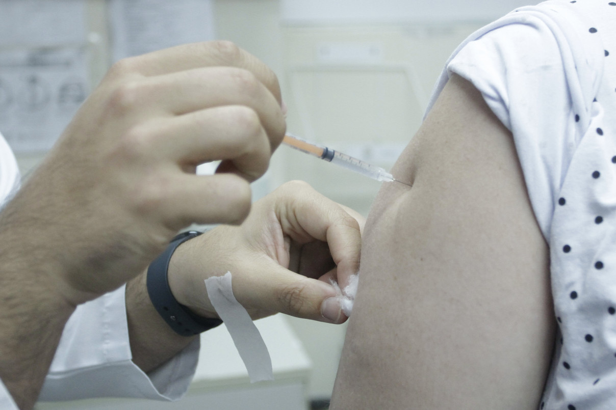 A meta &eacute; vacinar pelo menos 90% de cada um dos grupos priorit&aacute;rio | EVANDRO OLIVEIRA/JC