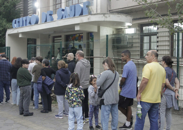 Posto Modelo teve fila e j&aacute; havia recebido pouco antes das 17h quase 2 mil pessoas