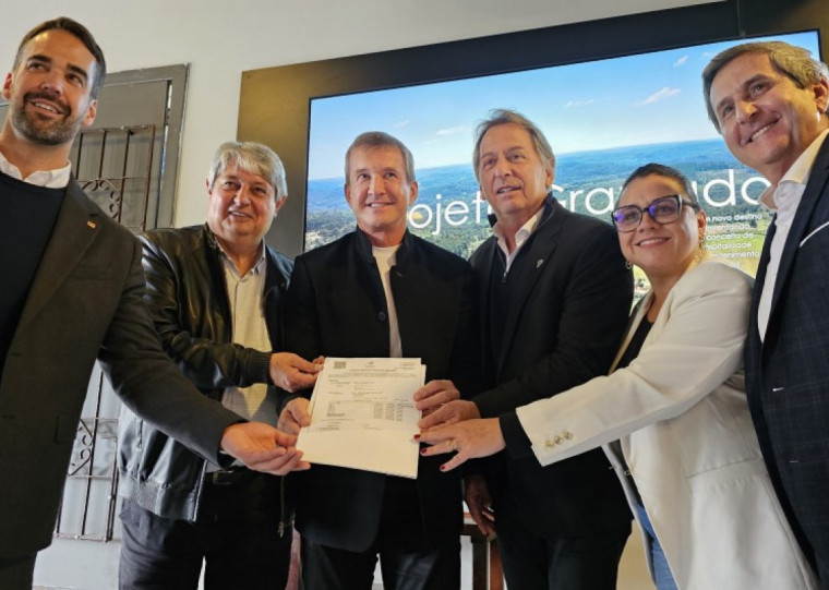 Eduardo Leite (à esq.) participou da entrega do documento que libera o começo das obras
