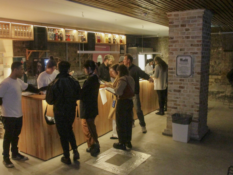 O espa&ccedil;o conta com bar para receber o p&uacute;blico na base da chamin&eacute; do Shopping Total Foto: EVANDRO OLIVEIRA/JC