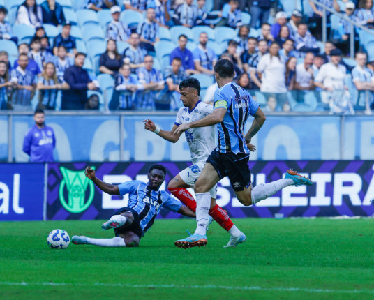 Com pênalti polêmico, Grêmio vence o Bahia e se afasta do Z-4 do Brasileirão