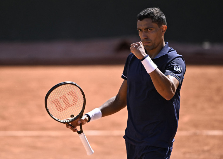 Vit Kopriva, da República Tcheca, marcou 6/4, 6/3, 4/6, 6/7 (6/8) e 6/1 em 4h16 de partida