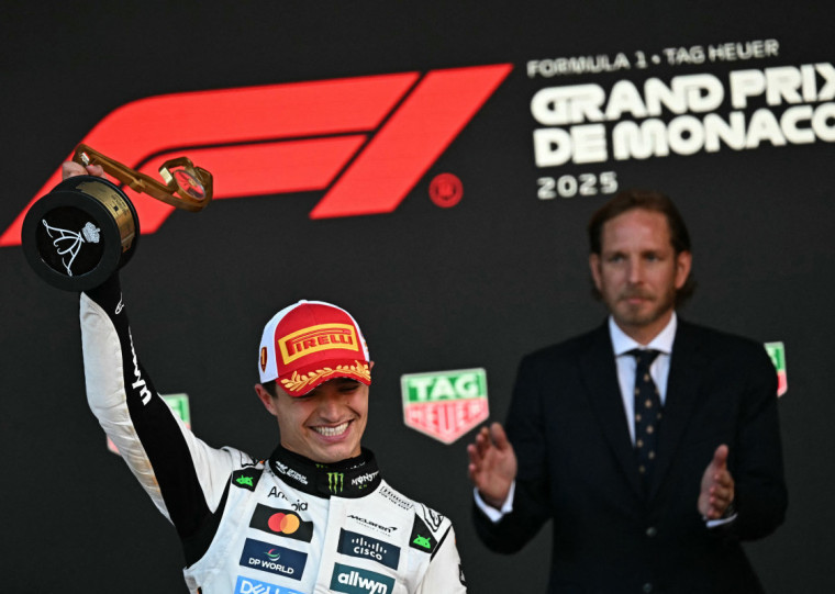 Charles Leclerc, da Ferrari, chegou em segundo e Oscar Piastri, também da McLaren, em terceiro, completando o pódio