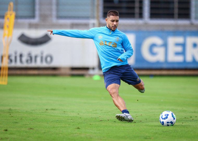 Camisa 18 sofreu fratura no tornozelo e passará por cirurgia