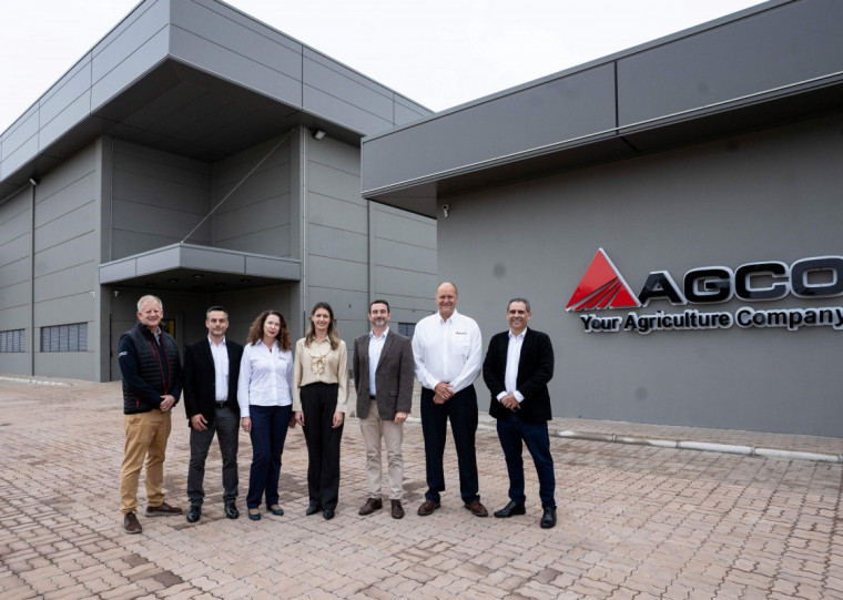 Centro de Desenvolvimento de Plantadeiras da AGCO em Ibirubá: da esquerda para a direita estão Kelvin Bennett (vice-presidente sênior de Engenharia); Vinicius Fior (diretor global de Engenharia - Plantio e Preparo de Solo); Ana Helena Andrade (diretora de Assuntos Governamentais para a América do Sul); Jaqueline Winsch (prefeita de Ibirubá); Julio Reghelin (gerente sênior de Operações); John Buschena (diretor de Engenharia de Plataformas de Cuidados com Cultivos); e Fabricio Natal (vice-presidente Global de Engenharia)