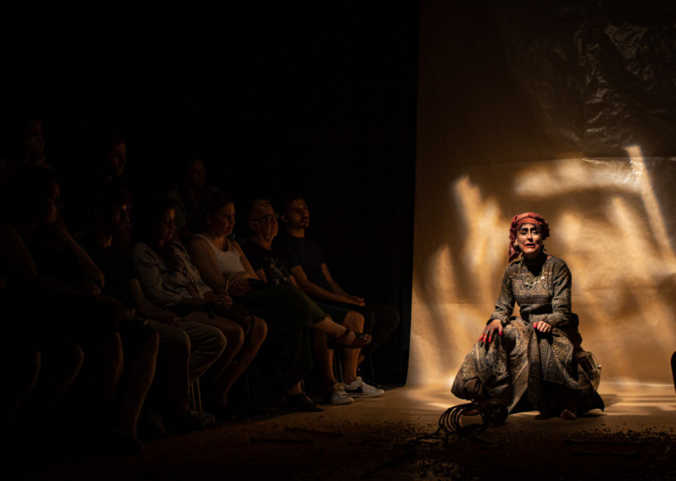 Apresentação do espetáculo M.E.D.E.I.A, da tribo Ói Nóis Aqui Traveiz, acontece nesta terça-feira 