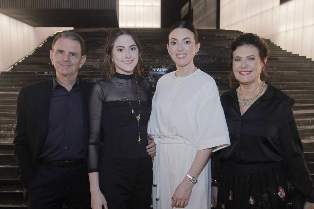 Gelson, Isadora e Roberta Castellan com Roberta Muraro | EVANDRO OLIVEIRA/JC