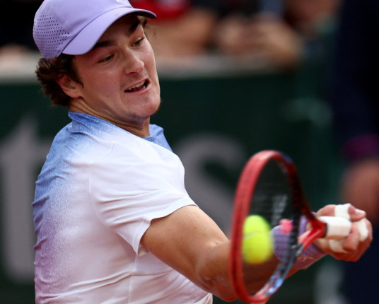 João Fonseca lembra tri de Guga em Roland Garros após triunfo inédito: 'Sonho maior é o título'