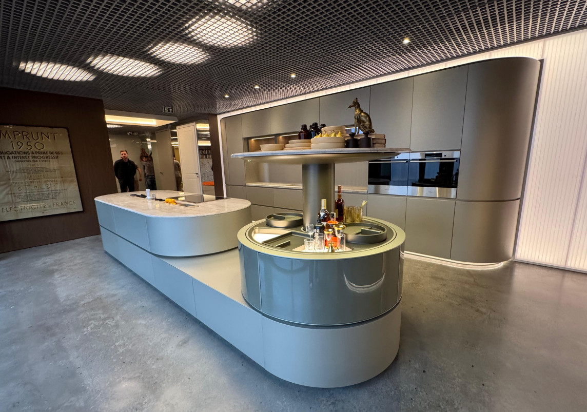 Cozinha projetada pelo escrit&oacute;rio Pininfarina tem bar (&agrave; dir.) que se move com toque | PATR&Iacute;CIA COMUNELLO/ESPECIAL/JC