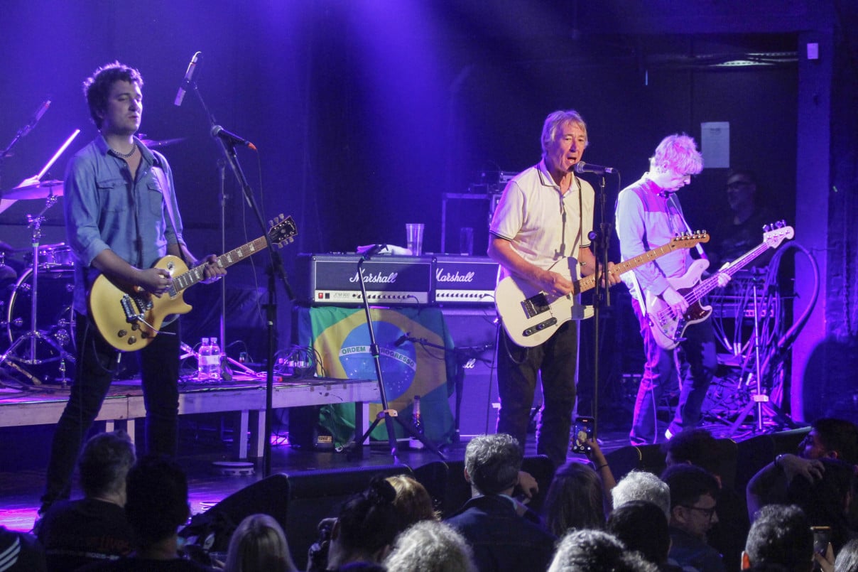 Banda apostou em cen&aacute;rio despojado, sem panos de fundo ou recursos visuais chamativos | EVANDRO OLIVEIRA/JC