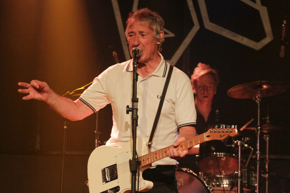 &Uacute;nico membro da forma&ccedil;&atilde;o cl&aacute;ssica, Steve Diggle mostrou alegria genu&iacute;na de estar no palco | EVANDRO OLIVEIRA/JC