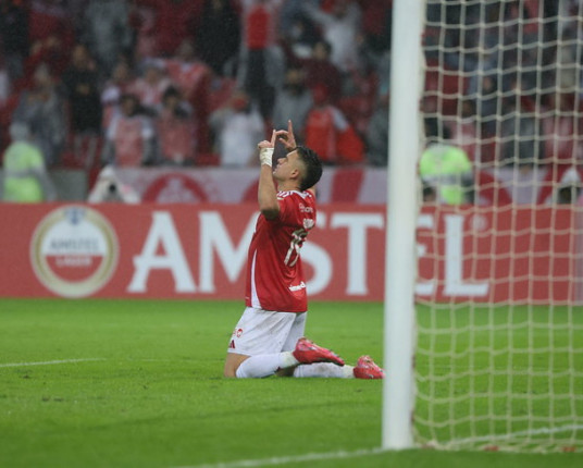 Inter vira sobre o Bahia e se garante nas oitavas de final