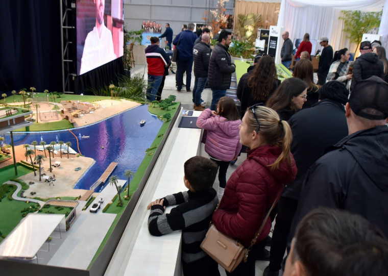 Feira reúne construtoras, imobiliárias e empresas do segmento no Parque da Oktoberfest até o domingo