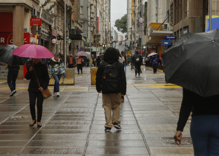 Há possibilidade de alagamentos, enxurradas e cheias em córregos, arroios e pequenos rios