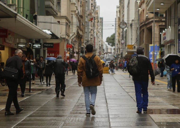 Em Porto Alegre, a instabilidade marca presença desde cedo, com previsão de chuva isoladamente forte 