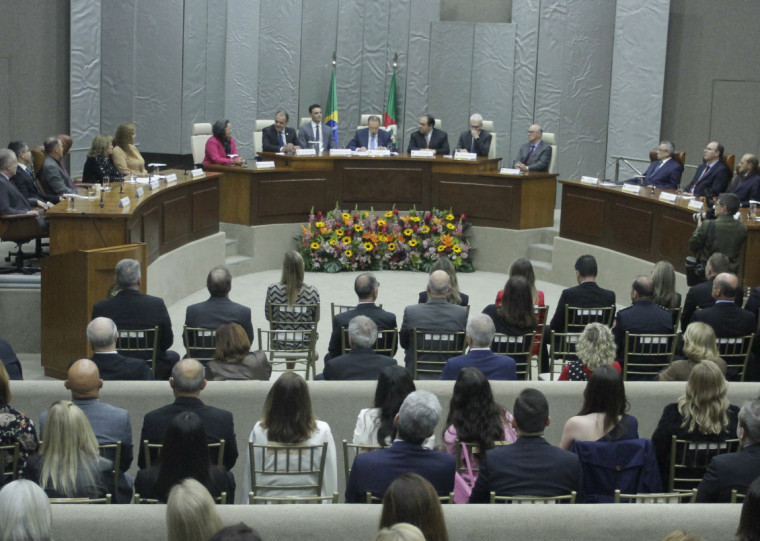  O desembargador Mario Crespo Brum assumiu como novo presidente, no lugar do desembargador Voltaire de Lima Moraes