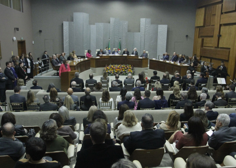 O desembargador Mario Crespo Brum assumiu como novo presidente, no lugar do desembargador Voltaire de Lima Moraes