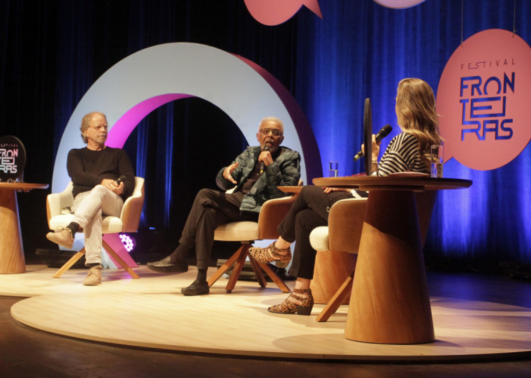 O Festival Fronteiras abriu com Gilberto Gil e Mia Couto, no Teatro Simões Lopes Neto