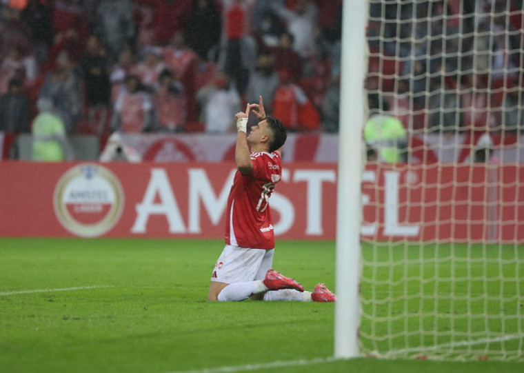 Após um mês fora, Borré voltou de lesão e marcou o gol da vitória