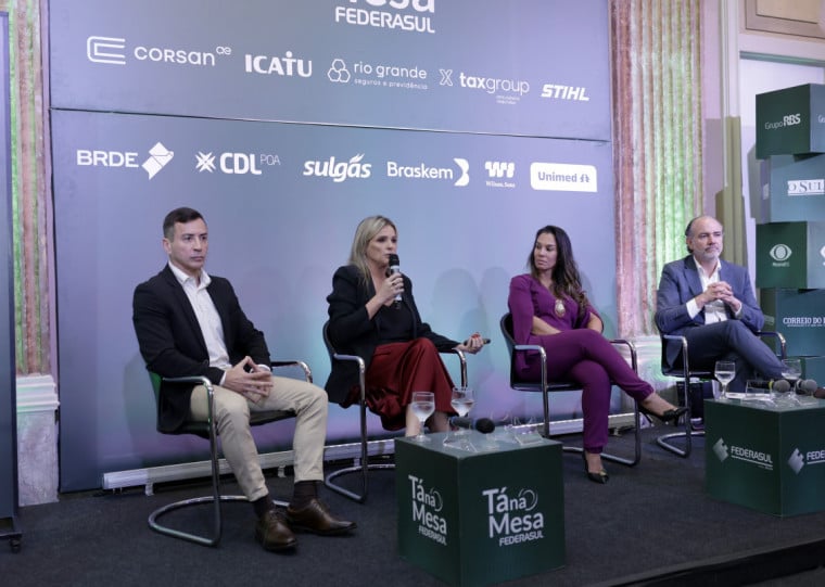 Participam do Tá na Mesa, da esquerda para direita: Sandro Caron, Alessandra da Cunha, Tatiana Bastos e o presidente da Federasul, Rodrigo Sousa Costa
