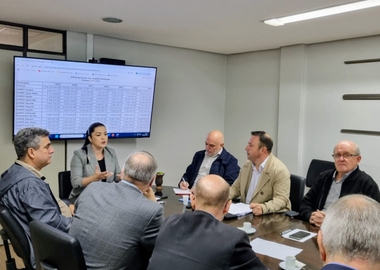 Lideranças municipais e estaduais voltaram a se reunir na manhã desta terça-feira, na sede da Famurs