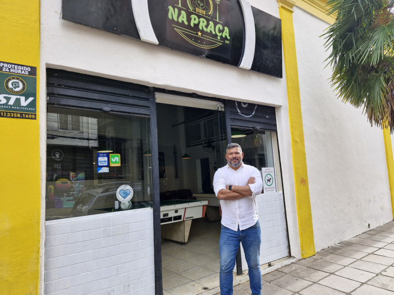 Rafael Medeiros, empreendedor à frente do Na Praça  Foto: JÚLIA FERNANDES/ESPECIAL/JC
