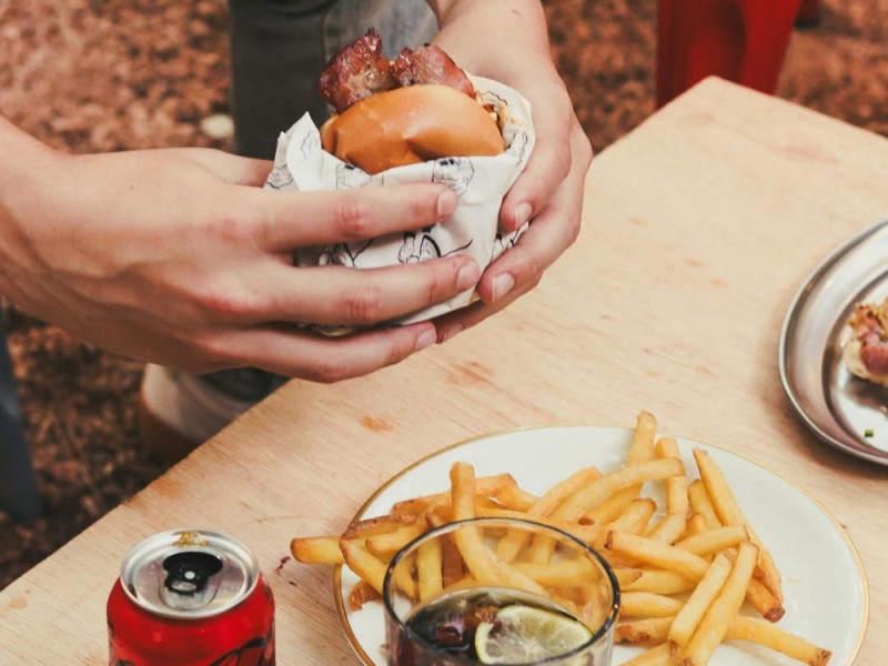 O Real Fucking Burger opera no entorno da Reden&ccedil;&atilde;o Foto: Real Fucking Burger/Instagram/Reprodu&ccedil;&atilde;o/JC