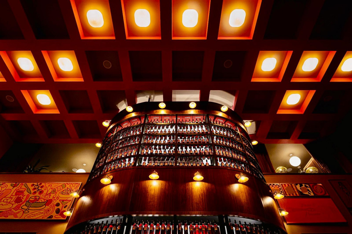 Bar central de dois andares decorado com 1,5 mil garrafas iluminadas &eacute; uma das atra&ccedil;&otilde;es | GRUPO JPLP/DIVLGA&Ccedil;&Atilde;O/JC