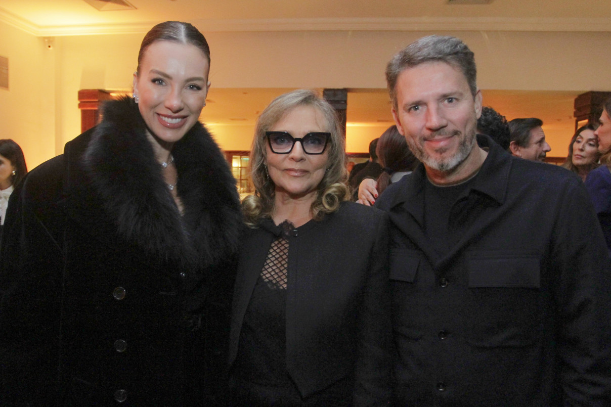 Carmen Ferr&atilde;o entre Claudia e Pedro Bartelle no jantar de leil&atilde;o e encerramento da 14&ordf; Bienal do Mercosul, no Country Club | EVANDRO OLIVEIRA/JC