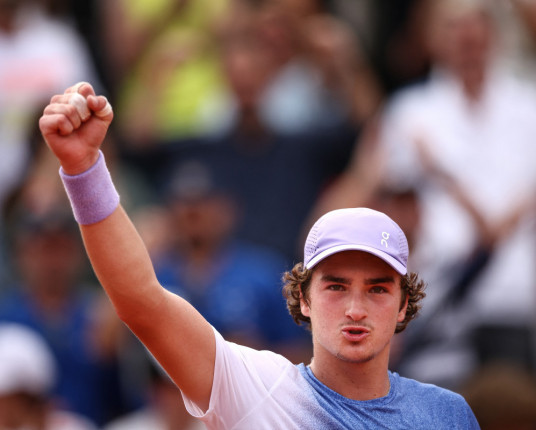 João Fonseca sofre em batalha contra Herbert, mas garante segunda vitória em Roland Garros