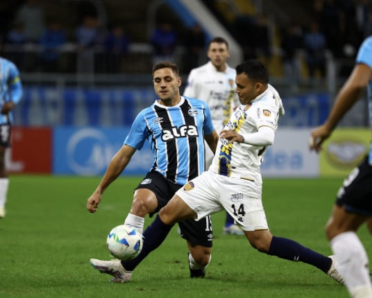 Com dois jogadores a mais e pênalti perdido, Grêmio vence o Sportivo Luqueño na Arena