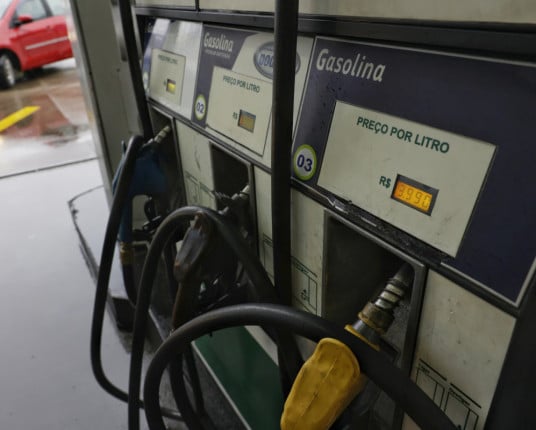 Conflito no Oriente Médio aumenta risco de alta no preço da gasolina no RS, aponta especialista 