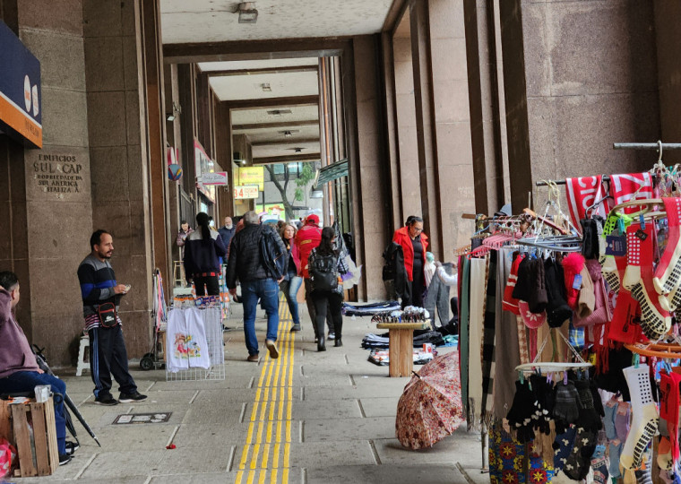 Camelôs e ambulantes na avenida Borges de Medeiros