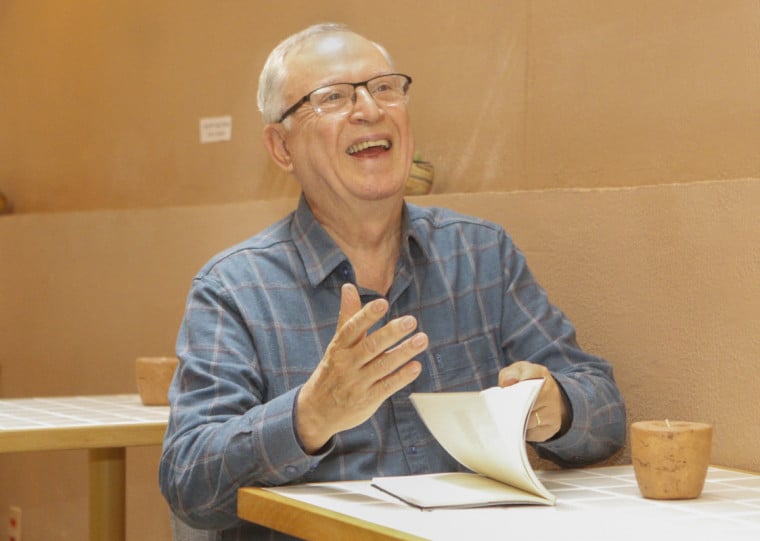 Dilan Carmargo defende que poesia deveria estar no cotidiano dos estudantes