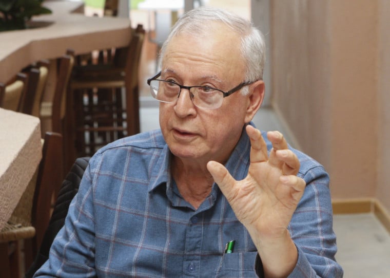 Dilan Carmargo publicou primeiro livro de poesias em 1981