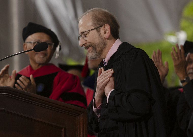 Reitor Alan Garber saudou os estrangeiros na cerim&ocirc;nia de formatura da institui&ccedil;&atilde;o
