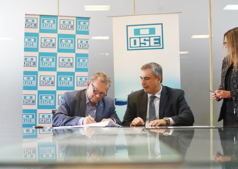 A assinatura foi realizada pelo prefeito de Bagé, Luiz Fernando Mainardi (PT, à esq.), e Pablo Ferreri, presidente da uruguaia OSE