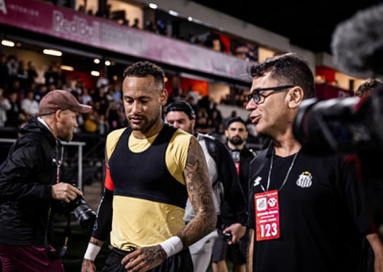 Neymar tem contrato com o Santos até o dia 30 de junho e não sabe se vai renovar