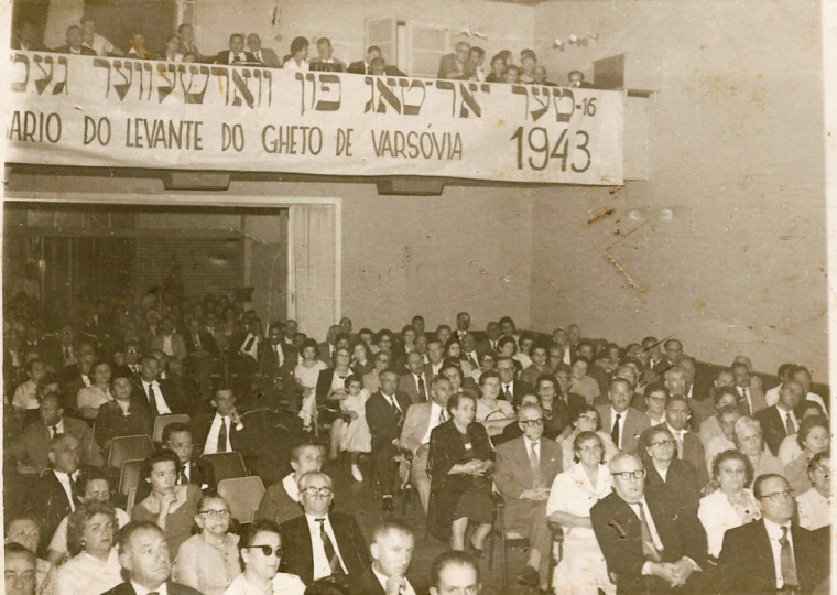Plateia no Auditório Henrique Scliar, aproximadamente em 1959; Clube de Cultura de Porto Alegre hoje têm atividades reduzidas