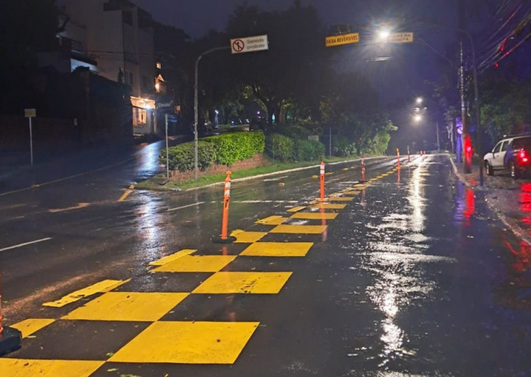 Semáforos na esquina entre a Cel. Marcos com a av Wenceslau Escobar, na Zona Sul, estão fora do ar por falta de energia elétrica