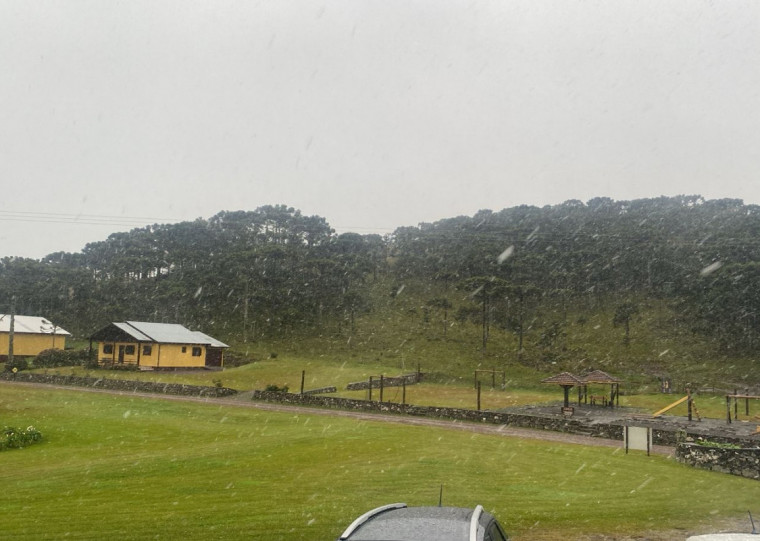 No começo desta quinta, os termômetros marcaram valores próximos de 0 °C nas áreas mais altas, criando condições ideais para a ocorrência do fenômeno