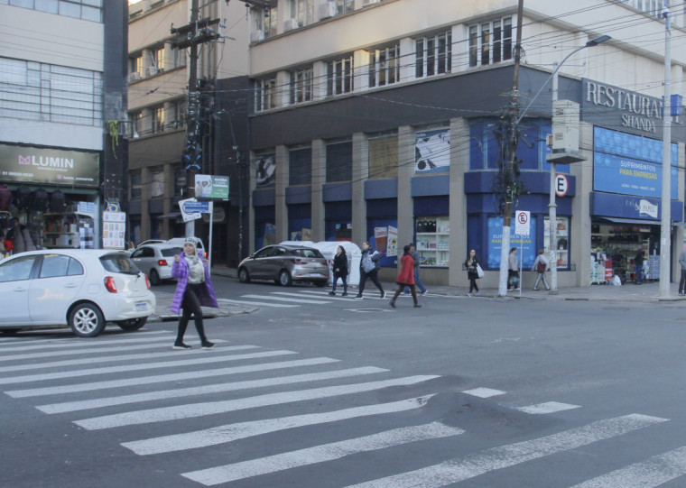 As vítimas foram encontradas sem vida na rua Voluntários da Pátria no Centro Histórico. Além deles, outro caso similar ocorreu em Bento Gonçalves